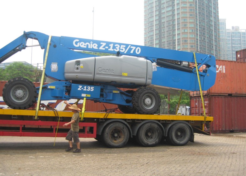 這輛藍色的進口“怪獸”被捆綁后，運走了！