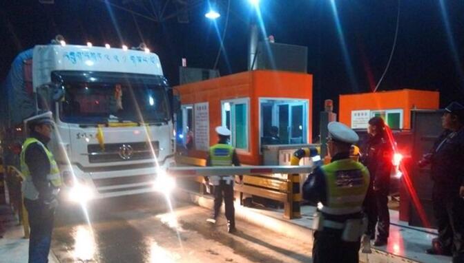 “戲精”司機沖關逃費，被查后懊悔不已